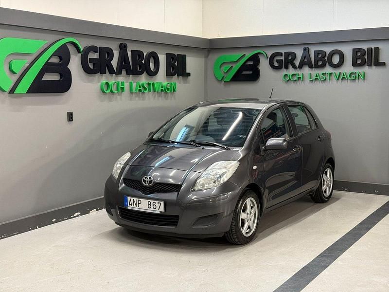 Mörkgrå (grå) Begagnad 2009 Toyota Yaris Halvkombi | 59 900 kr (Dyr) - Bild 1/4