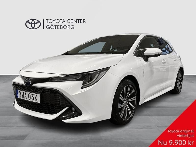 Vit Begagnad 2022 Toyota Corolla Hybrid Style Halvkombi | 224 900 kr (Superpris) - Bild 1/3