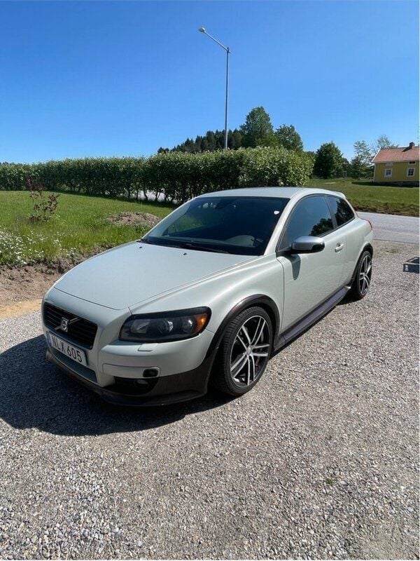 Vit Begagnad 2007 Volvo C30 Momentum Halvkombi | 43 999 kr (Marknadspris) - Bild 1/4