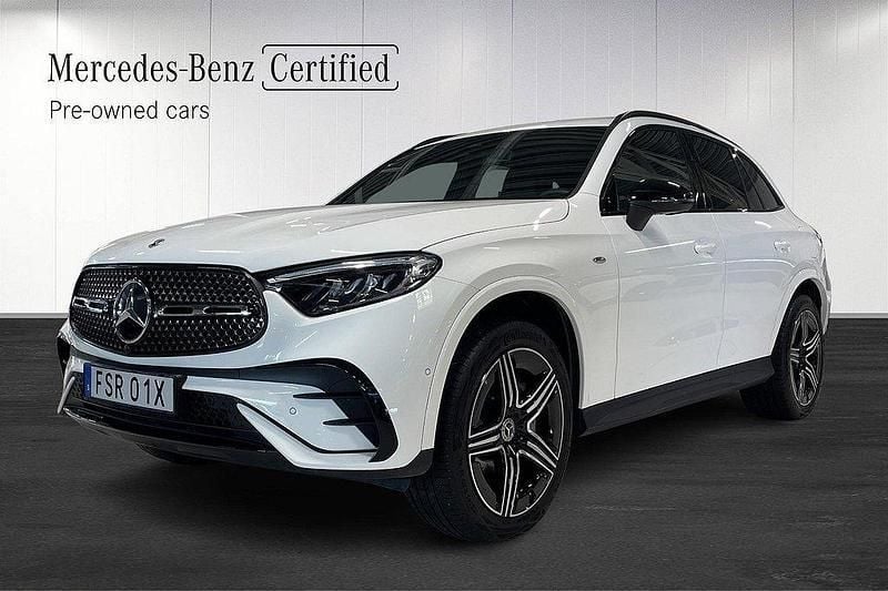 Vit Begagnad 2025 Mercedes GLC300e AMG SUV | 669 000 kr (Superpris) - Bild 1/4