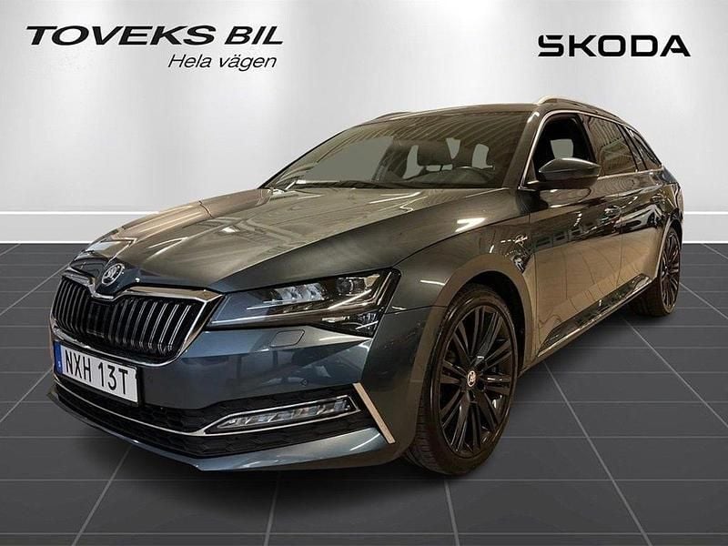 Grå (quartz grey metallic en) Begagnad 2022 Skoda Superb LAURIN & KLEMENT Kombi | 369 000 kr (Lite dyr) - Bild 1/4