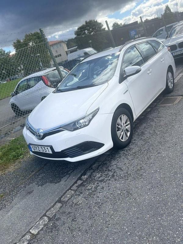 Vit Begagnad 2017 Toyota Auris Touring Sports Life Kombi | 159 999 kr (Marknadspris) - Bild 1/4