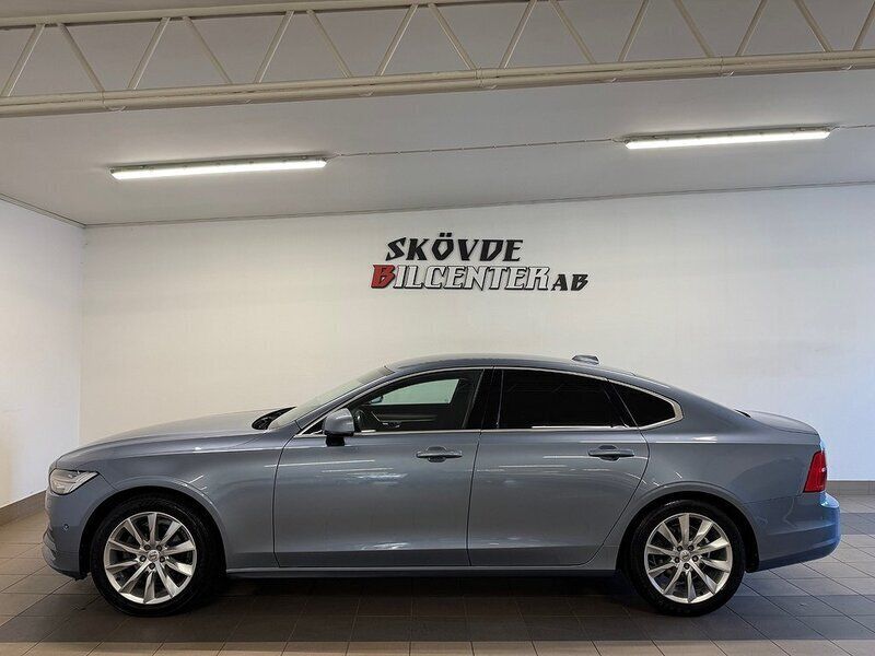 Ljusblå Begagnad 2017 Volvo S90 Momentum Sedan | 199 500 kr (Marknadspris) - Bild 1/4