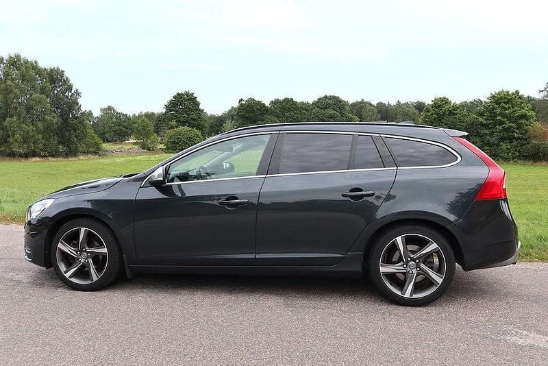 Grå Begagnad 2011 Volvo V60 R-Design Momentum Kombi | 149 000 kr (Dyr) - Bild 1/4