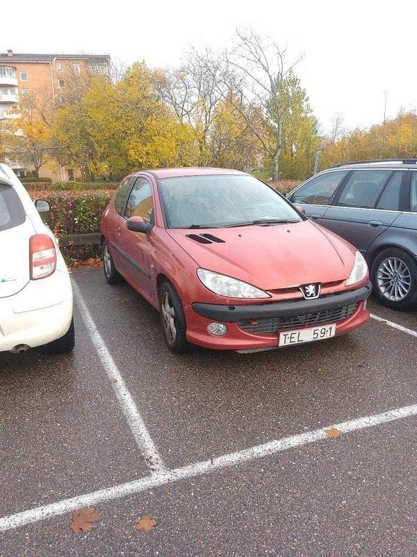 Röd Begagnad 2002 Peugeot 206 Halvkombi | 7 500 kr (Superpris) - Bild 1/1