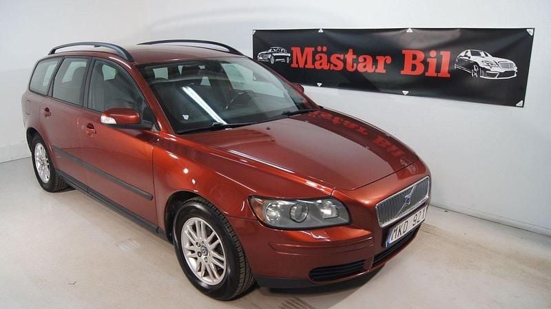 Röd Begagnad 2006 Volvo V50 Kinetic Kombi | 36 900 kr (Marknadspris) - Bild 1/4