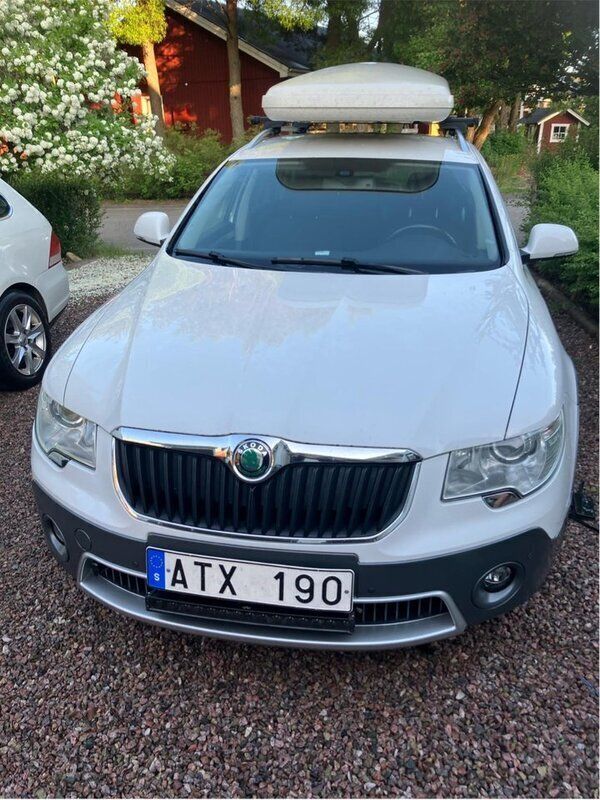 Vit Begagnad 2013 Skoda Superb Elegance Kombi | 89 000 kr (Marknadspris) - Bild 1/4