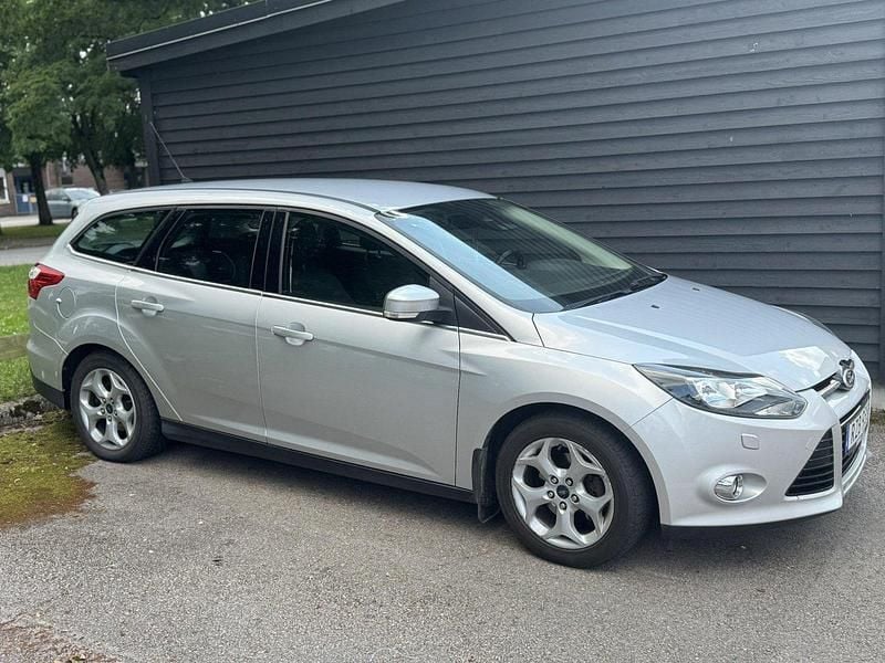 Grå Begagnad 2014 Ford Focus Titanium Kombi | 50 000 kr (Superpris) - Bild 1/4