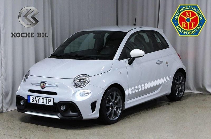 Grå Begagnad 2021 Abarth 595 Halvkombi | 199 900 kr (Marknadspris) - Bild 1/4