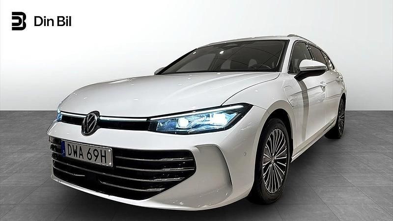 Vit Begagnad 2024 VW Passat Elegance Kombi | 444 900 kr - Bild 1/4