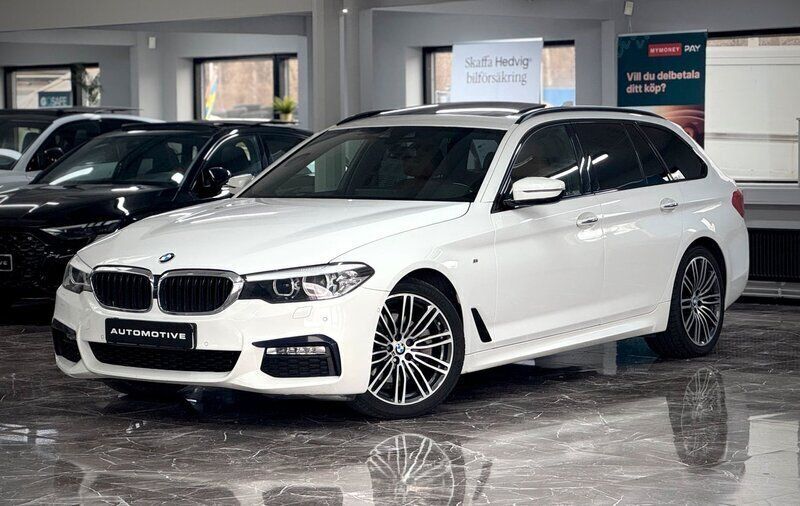 Vit Begagnad 2018 BMW 520 M Sport Kombi | 299 900 kr (Lite dyr) - Bild 1/4