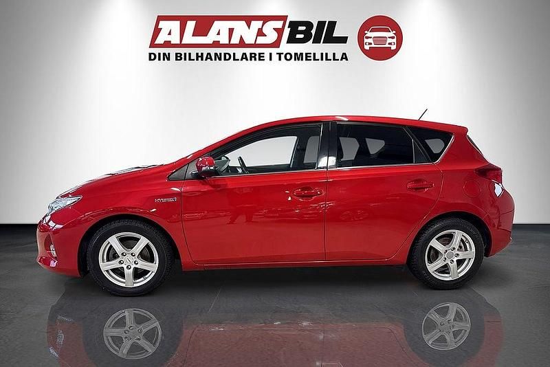 Begagnad Toyota Auris Hybrid Edition 136 HK (100 kW) 2015 Röd Halvkombi