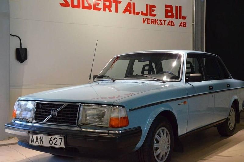 Begagnad Volvo 244 112 HK (82 kW) 1984 Blå Sedan