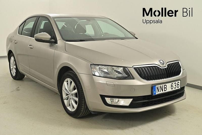 Ljusbrun (cappuccino beige met) Begagnad 2014 Skoda Octavia Ambition Sedan | 119 900 kr (Marknadspris) - Bild 1/4
