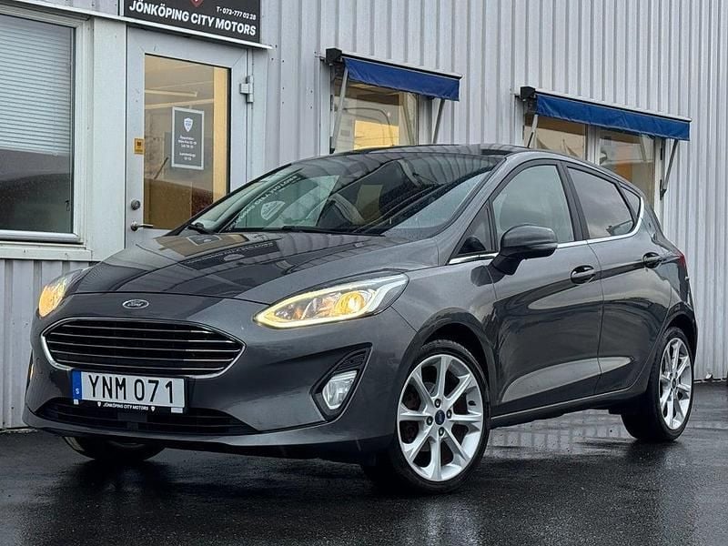 Grå Begagnad 2017 Ford Fiesta Titanium Halvkombi | 69 900 kr (Marknadspris) - Bild 1/4