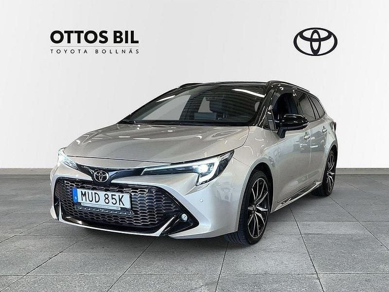 Silver Begagnad 2023 Toyota Corolla Sport Kombi | 339 000 kr (Marknadspris) - Bild 1/4