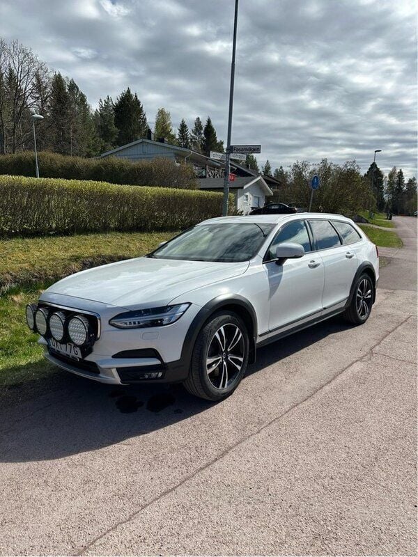 Vit Begagnad 2020 Volvo V90 CC Momentum Kombi | 320 000 kr (Marknadspris) - Bild 1/4
