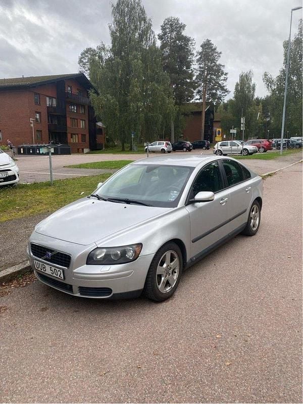 Grå Begagnad 2004 Volvo S40 Sedan | 42 000 kr (Marknadspris) - Bild 1/4