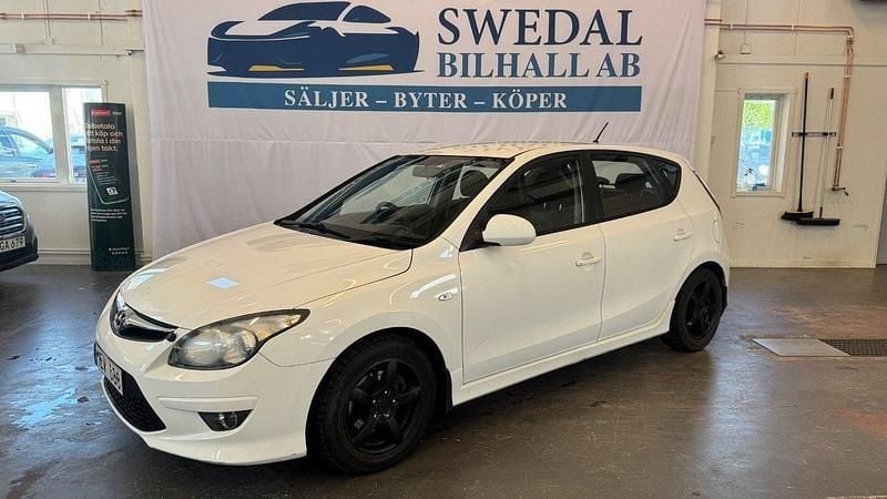 Vit Begagnad 2012 Hyundai i30 Halvkombi | 39 900 kr - Bild 1/4