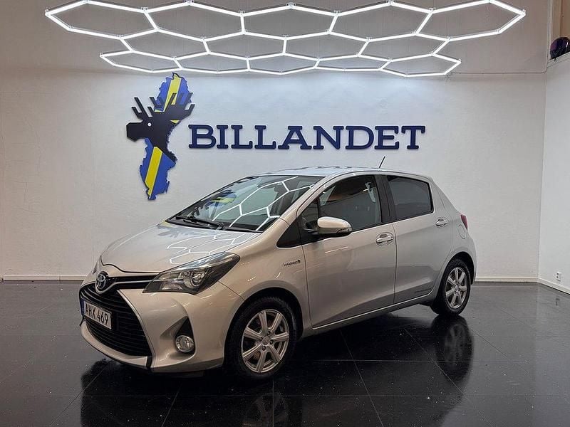 Silver Begagnad 2015 Toyota Yaris Hybrid Active Halvkombi | 109 900 kr (Marknadspris) - Bild 1/4