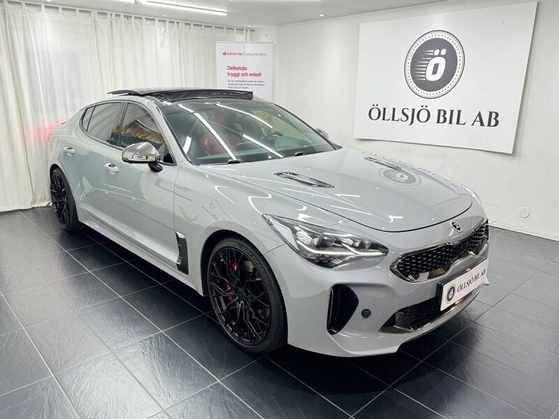 Grå Begagnad 2018 Kia Stinger Halvkombi | 359 800 kr (Dyr) - Bild 1/4
