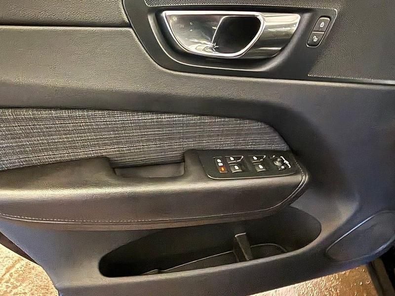 Begagnad Volvo XC60 Core 350 HK (257 kW) 2022 Svart metallic SUV