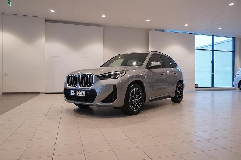 Grå/silver Ny 2024 BMW X1 Efficient Dynamics SUV | 665 800 kr - Bild 1/4