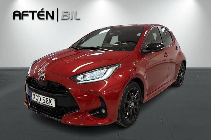 Röd Begagnad 2023 Toyota Yaris Hybrid Style Halvkombi | 244 800 kr (Marknadspris) - Bild 1/3