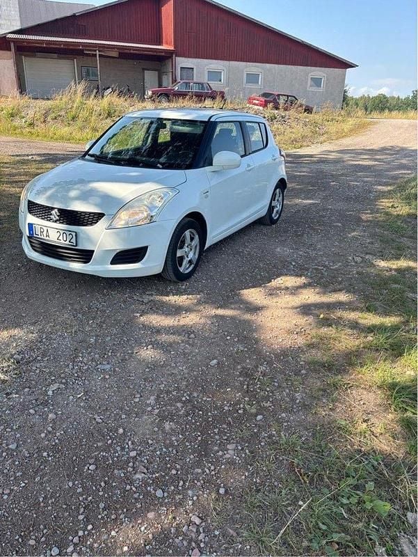 Vit Begagnad 2011 Suzuki Swift Halvkombi | 30 000 kr (Superpris) - Bild 1/4