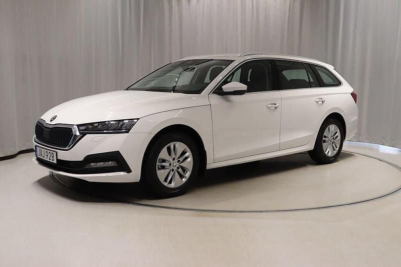 Vit (candy white) Begagnad 2023 Skoda Octavia Kombi | 264 900 kr (Marknadspris) - Bild 1/4