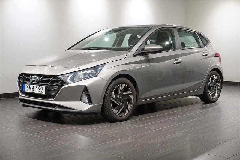 Grå Begagnad 2021 Hyundai i20 Essential Halvkombi | 154 900 kr (Marknadspris) - Bild 1/2