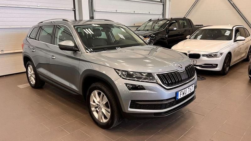 Grå Begagnad 2018 Skoda Kodiaq SUV | 289 000 kr (Marknadspris) - Bild 1/4