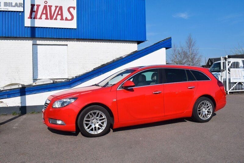 Röd Begagnad 2013 Opel Insignia Cosmo Kombi | 84 700 kr (Marknadspris) - Bild 1/4