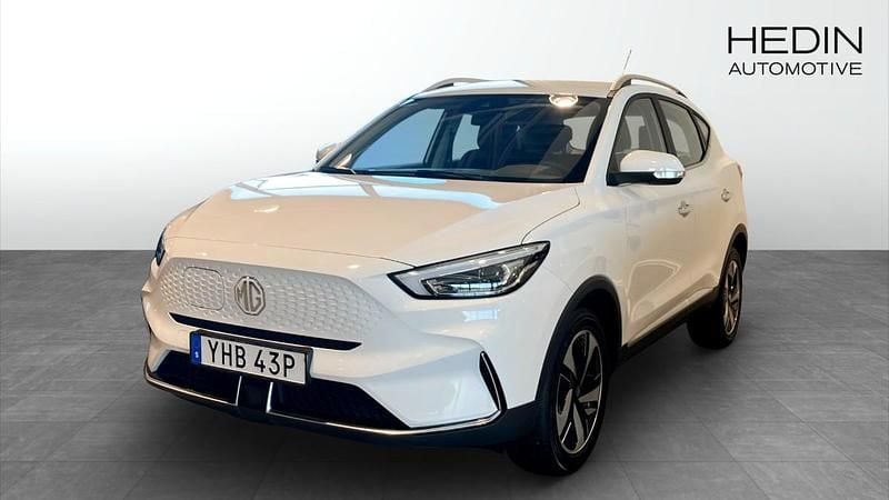Vit (white) Begagnad 2023 MG ZS Comfort Sedan | 259 900 kr (Bra pris) - Bild 1/4