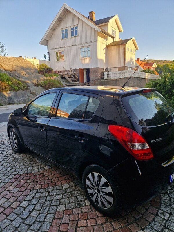 Svart Begagnad 2012 Hyundai i20 Premium Halvkombi | 32 000 kr (Marknadspris) - Bild 1/3