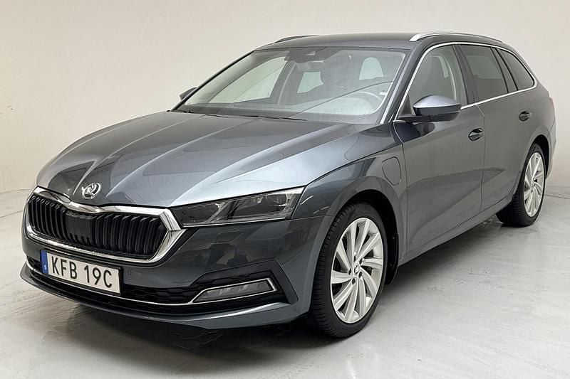 Grå Begagnad 2021 Skoda Octavia Business Line Kombi | 239 800 kr (Bra pris) - Bild 1/4