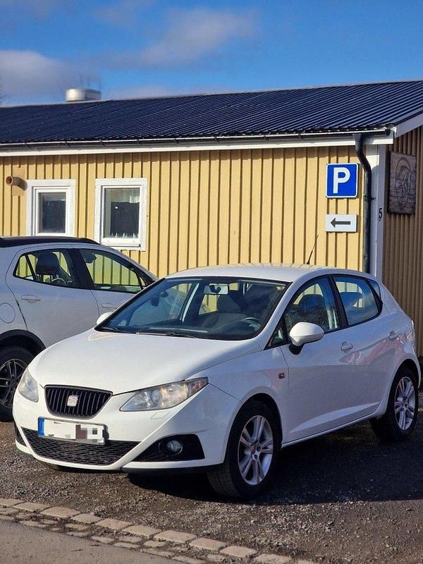 Vit Begagnad 2009 Seat Ibiza Sport Halvkombi | 32 500 kr (Dyr) - Bild 1/4
