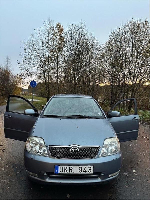 Blå Begagnad 2003 Toyota Corolla Sedan | 29 500 kr (Bra pris) - Bild 1/4