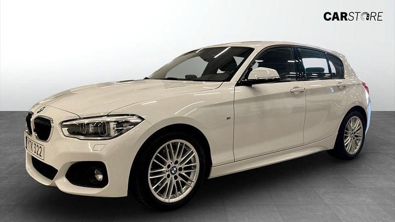 Vit Begagnad 2019 BMW 120 M Sport Halvkombi | 199 900 kr (Superpris) - Bild 1/4