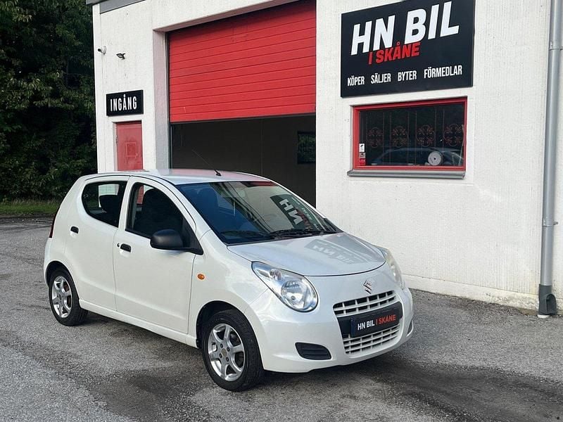 Vit Begagnad 2010 Suzuki Alto Halvkombi | 29 900 kr (Marknadspris) - Bild 1/4