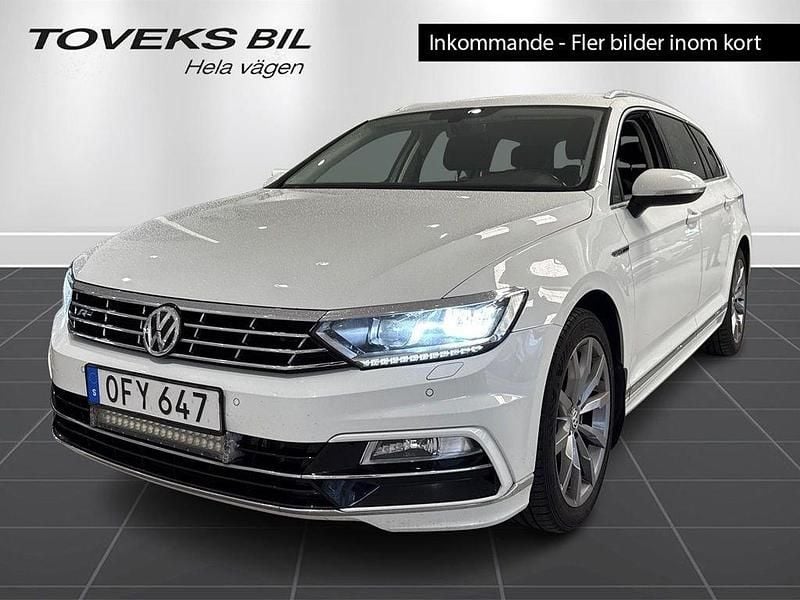 Vit (pure white) Begagnad 2017 VW Passat Highline Kombi | 194 900 kr (Marknadspris) - Bild 1/4