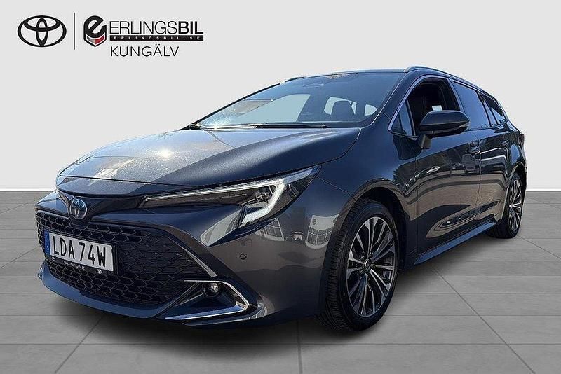 Mörkgrå Begagnad 2024 Toyota Corolla Style Kombi | 319 900 kr (Marknadspris) - Bild 1/4