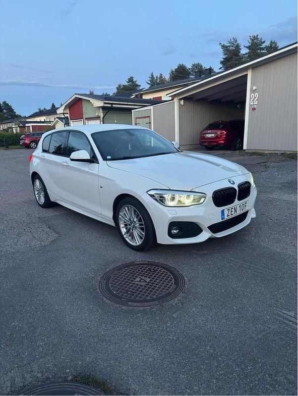 Vit Begagnad 2019 BMW 120 M Sport Halvkombi | 220 000 kr (Marknadspris) - Bild 1/4