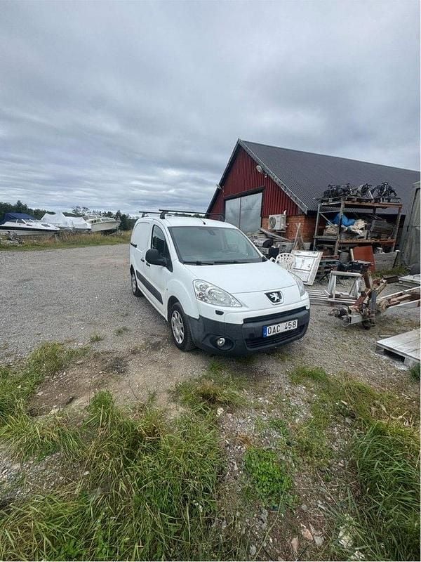 Vit Begagnad 2010 Peugeot Partner Minibuss | 19 000 kr (Superpris) - Bild 1/4