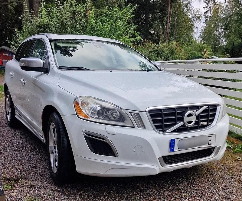 Vit Begagnad 2011 Volvo XC60 R-Design SUV | 77 200 kr (Marknadspris) - Bild 1/4