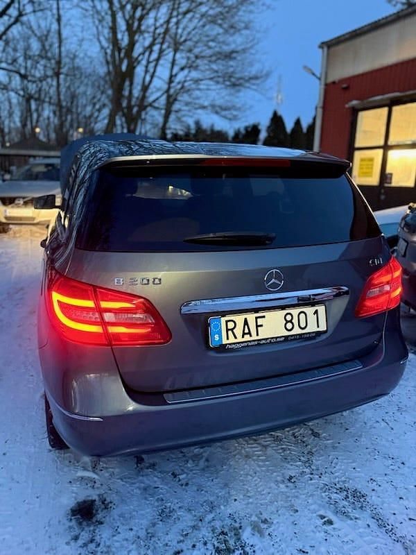 Begagnad Mercedes B200 136 HK (100 kW) 2013 Minibuss
