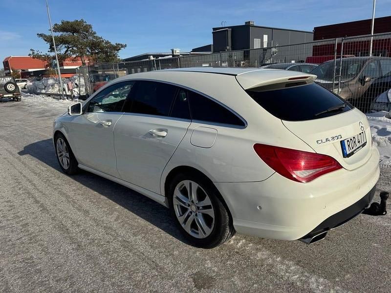 Begagnad Mercedes CLA200 Shooting Brake 156 HK (114 kW) 2016 Vit Kombi