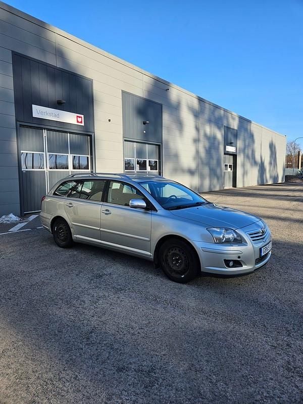 Begagnad 2007 Toyota Avensis Kombi | 33 000 kr (Lite dyr) - Bild 1/4
