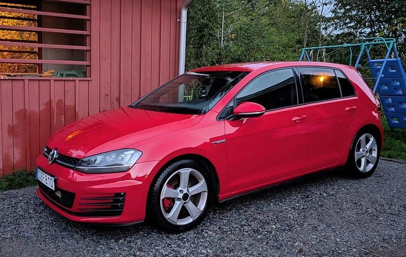 Röd Begagnad 2014 VW Golf VII GTI Halvkombi | 159 900 kr (Marknadspris) - Bild 1/4
