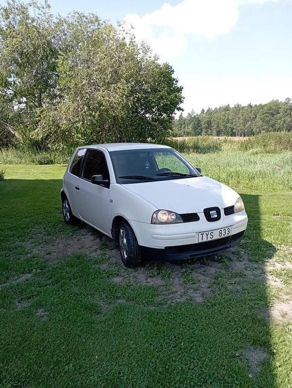 Vit Begagnad 2003 Seat Arosa Halvkombi | 18 000 kr - Bild 1/4